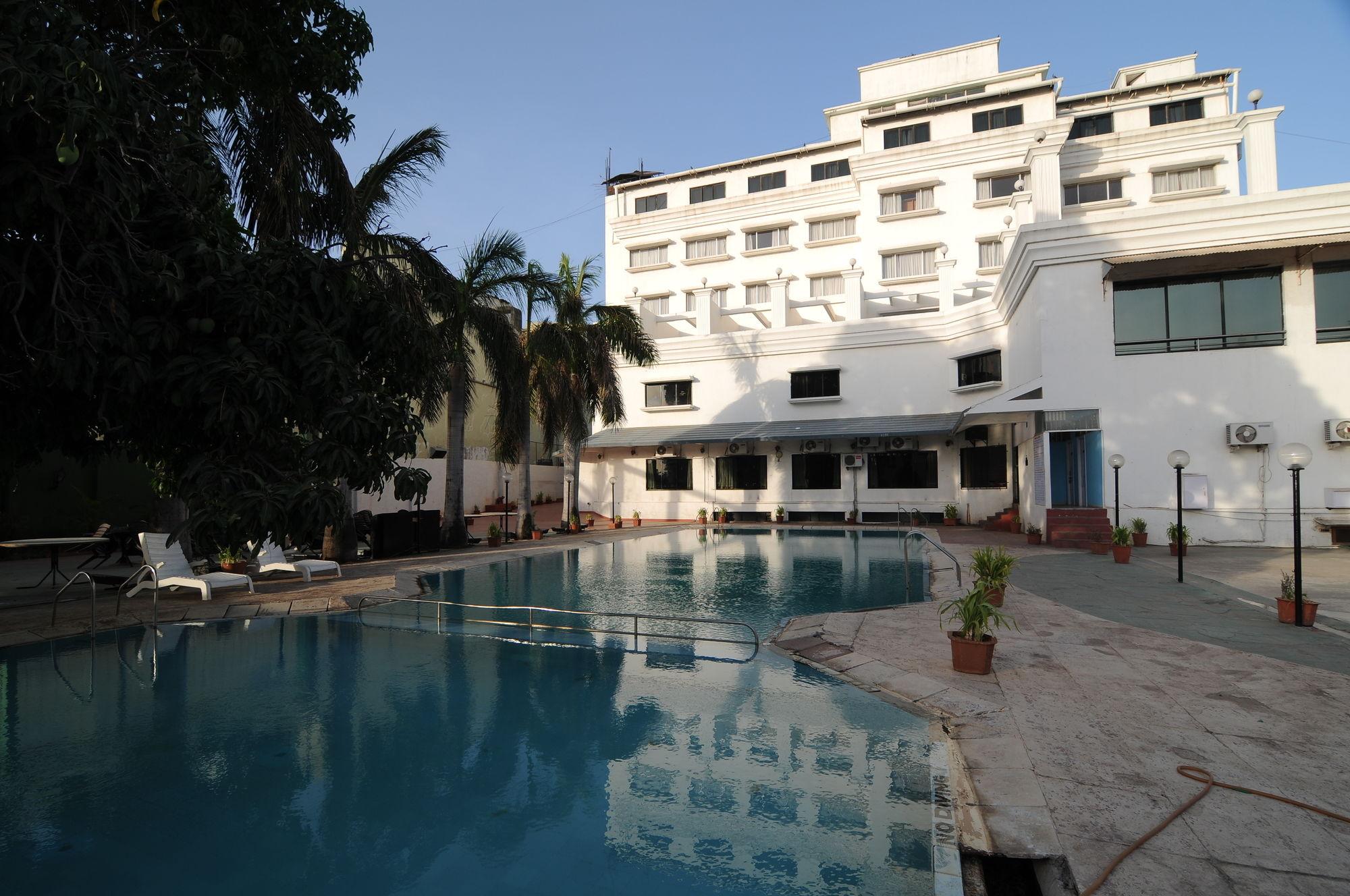 Quality Inn Regency, Nashik Exteriör bild